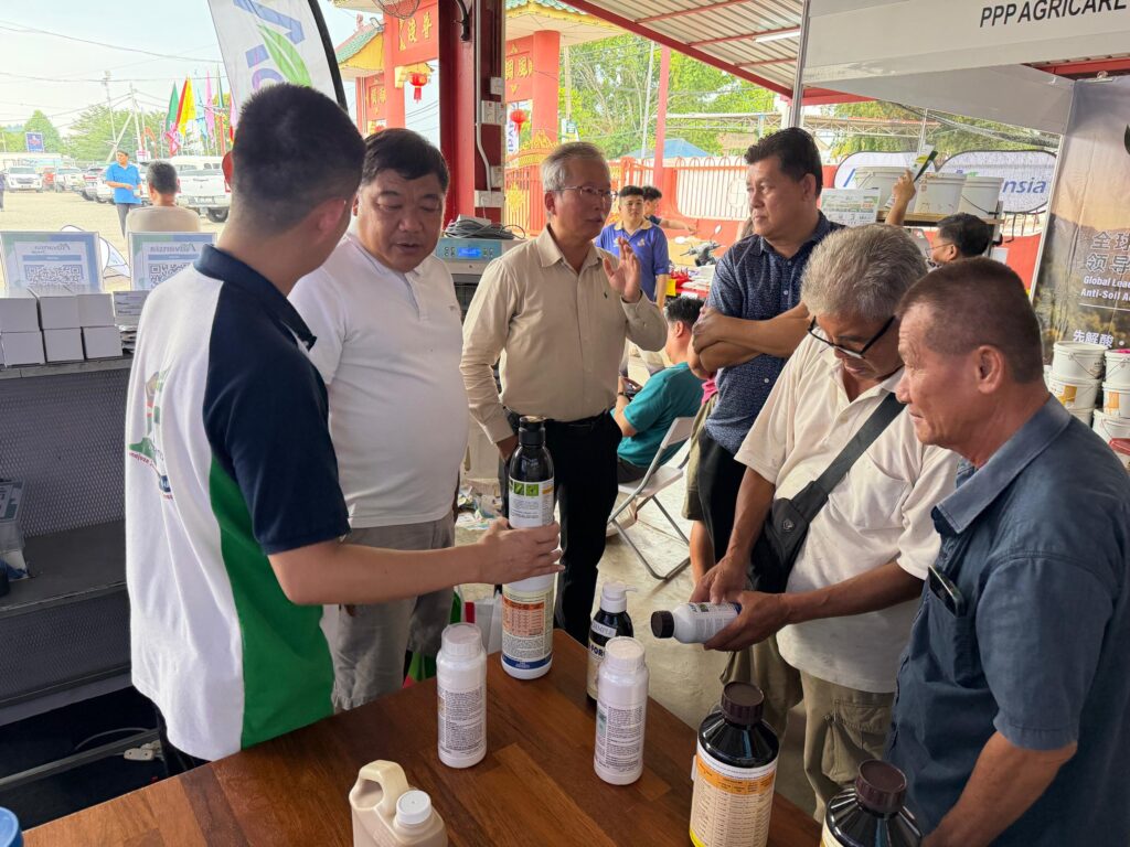 Advansia representative discussing crop solutions with a visitor at the AgTech exhibition