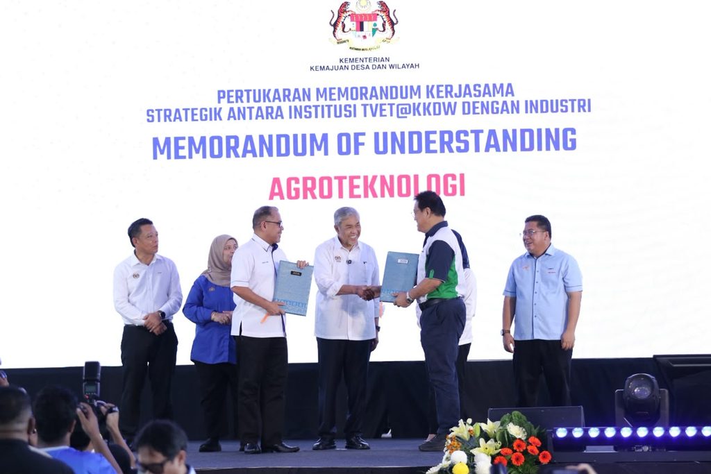 Advansia PERDA Agrotechnology MoU exchange ceremony at EKSPO TVET@KKDW 2026 in Selangor, Malaysia. 