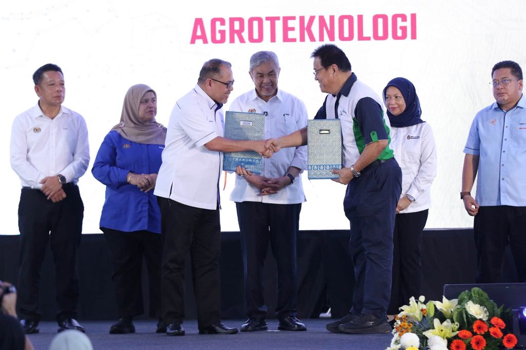 Advansia PERDA Agrotechnology MoU exchange ceremony at EKSPO TVET@KKDW 2026 in Selangor, Malaysia.