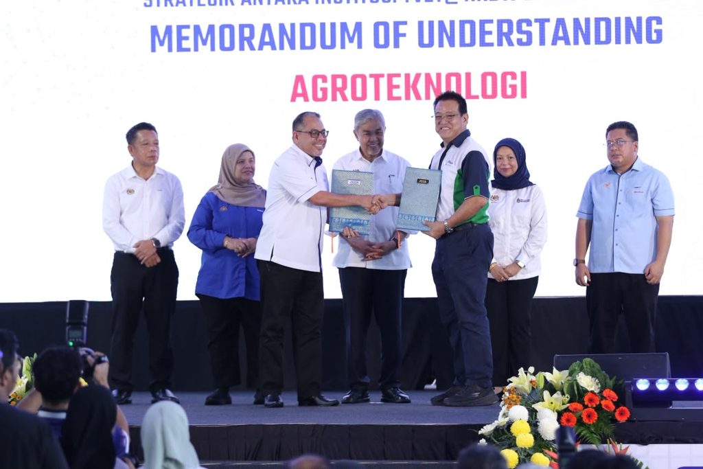 Advansia PERDA Agrotechnology MoU exchange ceremony at EKSPO TVET@KKDW 2026 in Selangor, Malaysia.