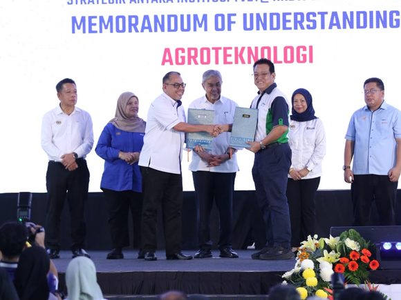 Advansia PERDA Agrotechnology MoU exchange ceremony at EKSPO TVET@KKDW 2026 in Selangor, Malaysia.