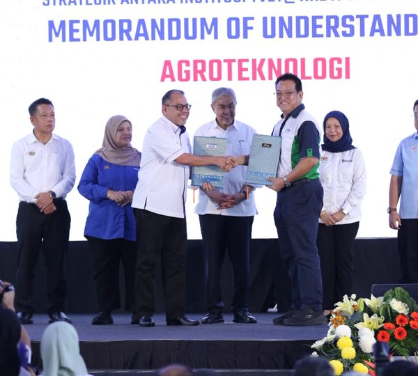 Advansia PERDA Agrotechnology MoU exchange ceremony at EKSPO TVET@KKDW 2026 in Selangor, Malaysia.